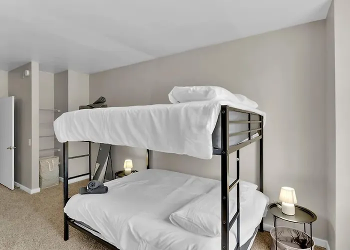 Heb04 Spacious & Stylish 2 Bedroom Downtown Worth, Free Parking, Walk To Convention Center Apartment *