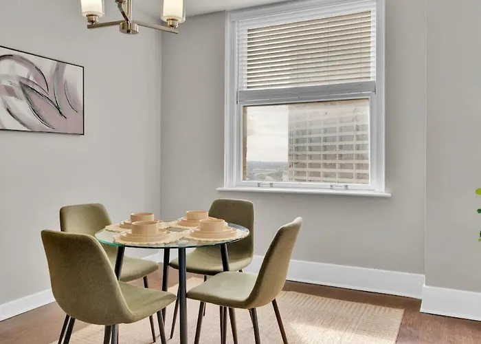 Heb04 Spacious & Stylish 2 Bedroom Downtown Worth, Free Parking, Walk To Convention Center *